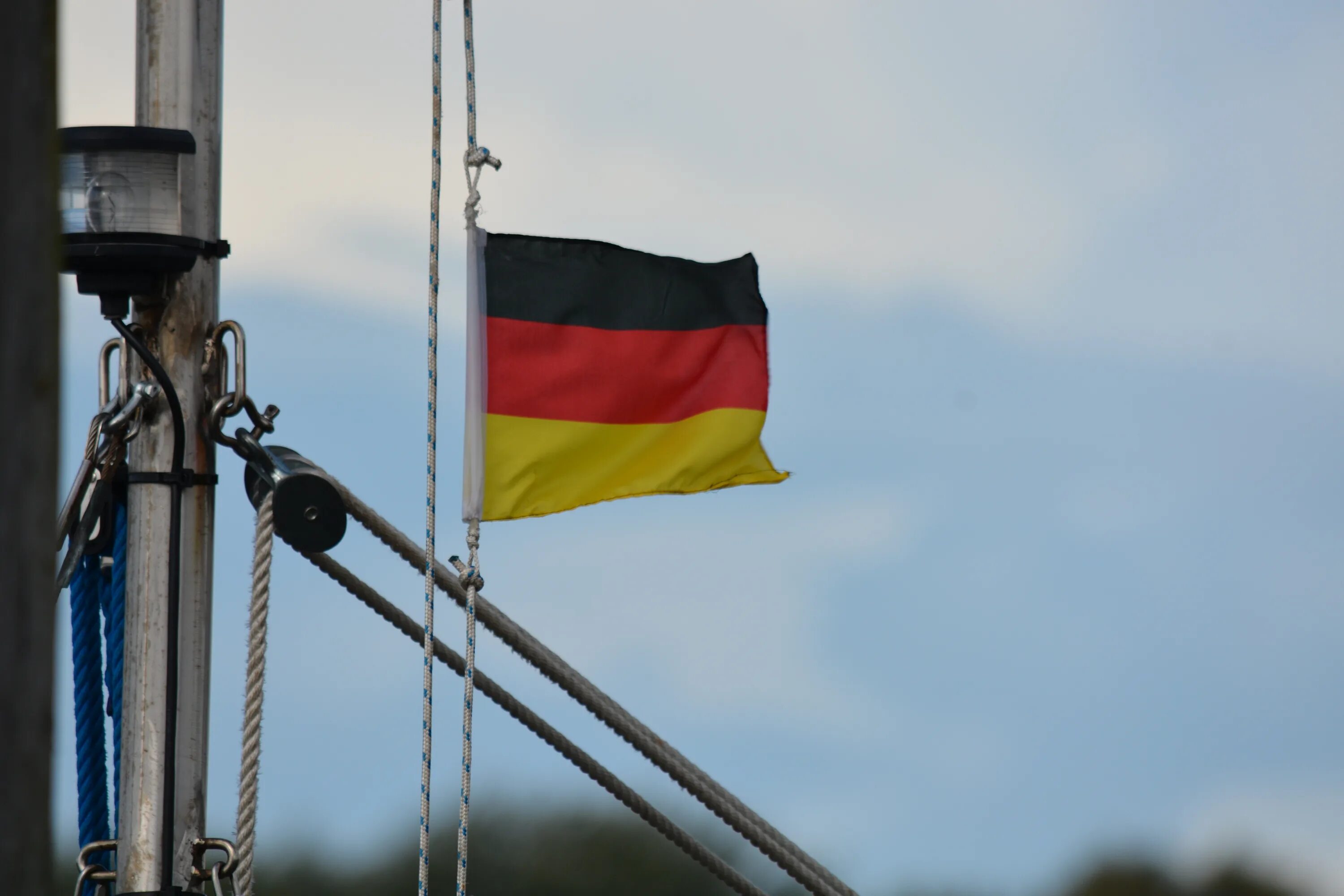 Право флага судна. Флагшток на судне. Крепление флага на корабле. НАТО Корабельный флаг. Немецкий флаг корабля.