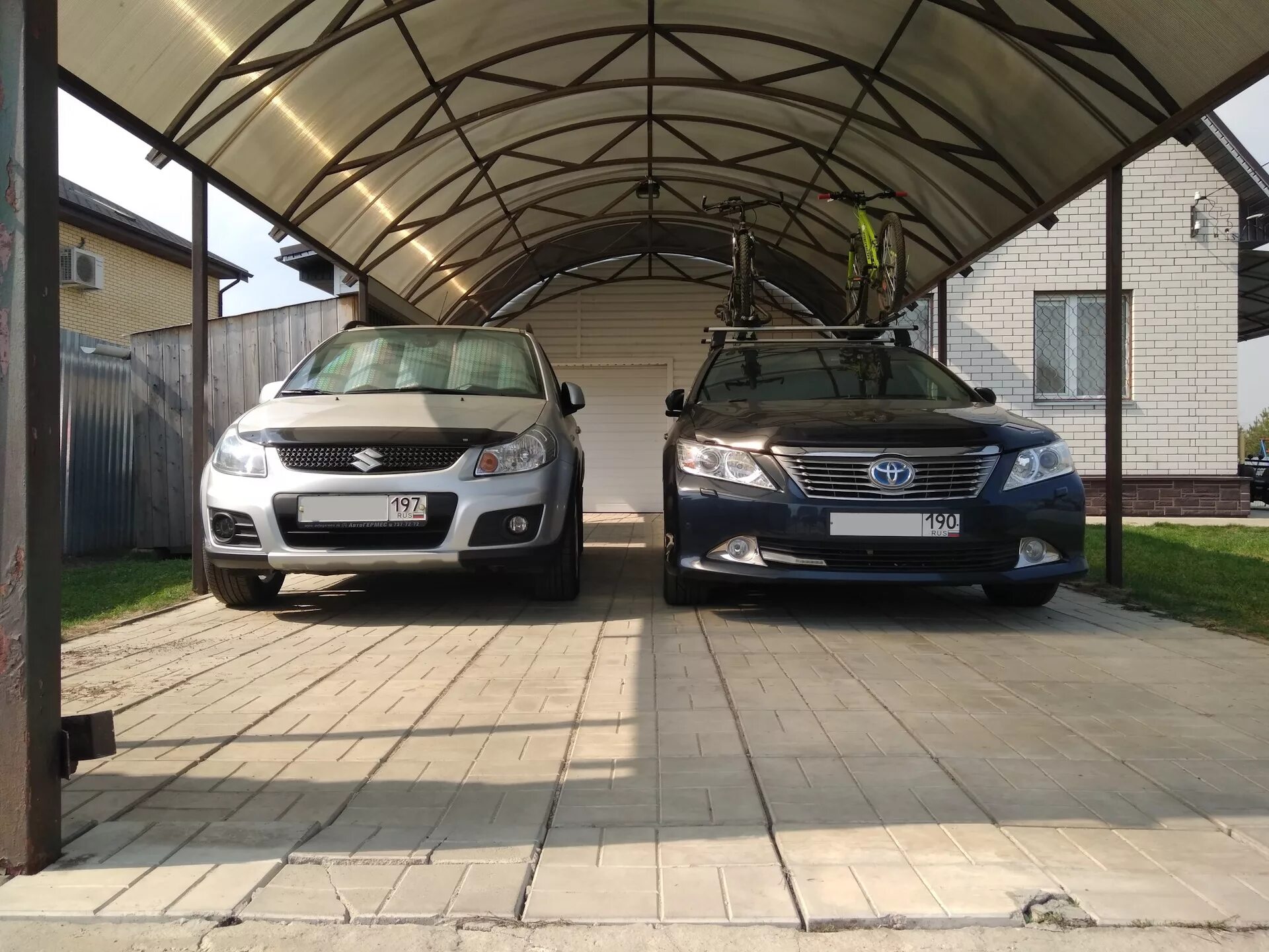 Мажорные машины. Поколение маркообразных. Встреча маркообразных. Две машины стоят рядом. Две машины рядом.