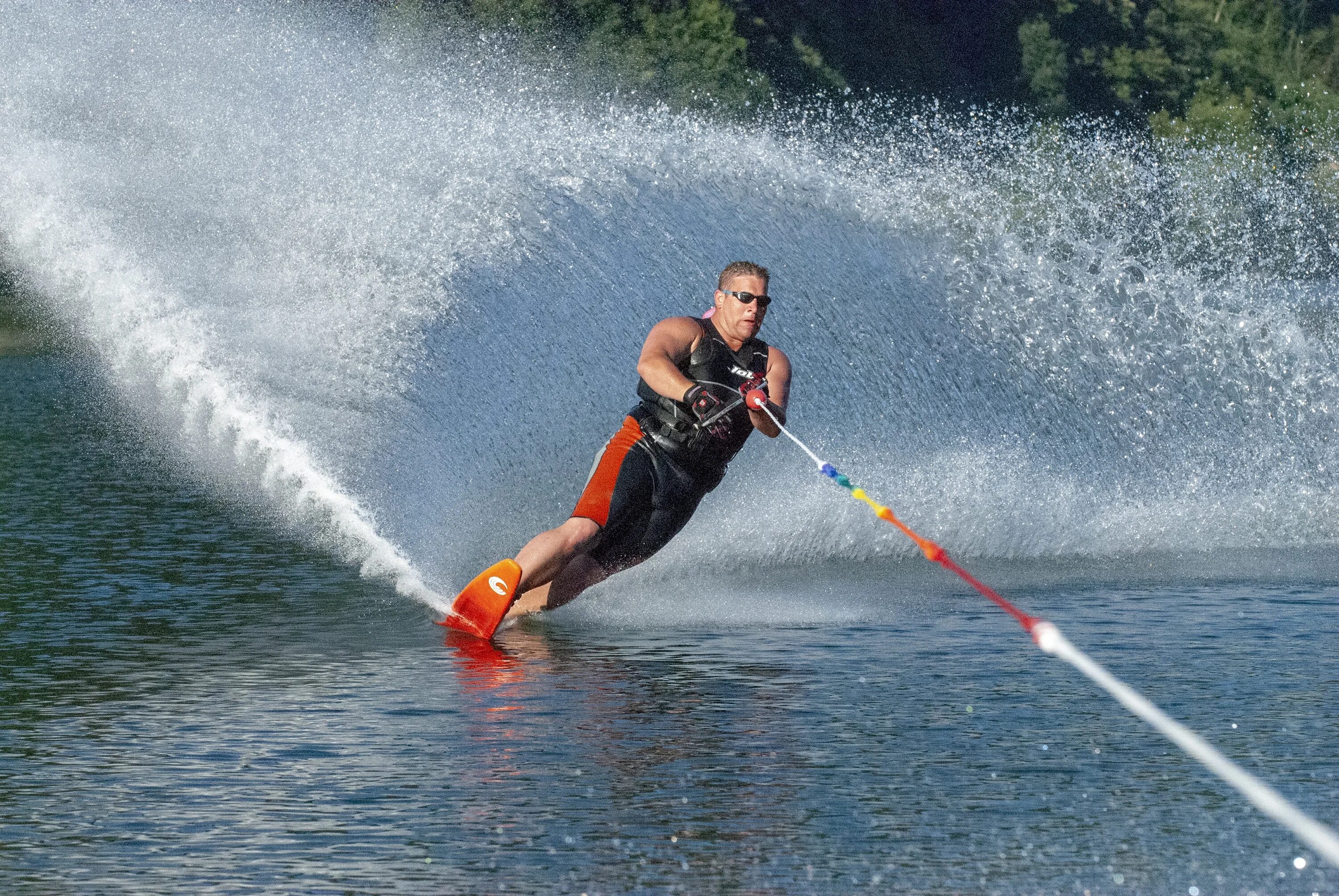 Ральф Самуэльсон водные лыжи. Катание на водных лыжах. Человек на водных лыжах. Водный спорт.