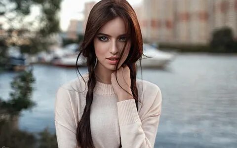 Подходит красавица фальши