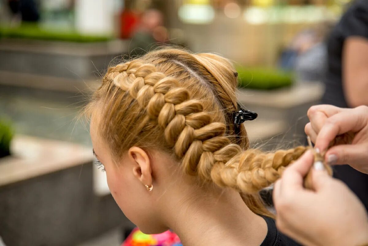 Вплетение ленты в косу схема. Как заплести обычную косичку. Схема как плести косу из 3 прядей. Схема плетения косички из 3 прядей. Как заплести обычную косичку.