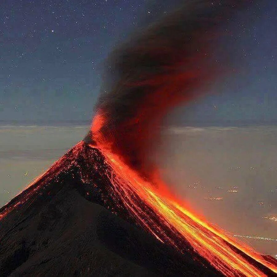 Извержение вулкана какое явление. Вулкан Фуэго. Вулкан дель Фуэго подводный. Гватемала вулкан. Извержение вулкана Фуэго.