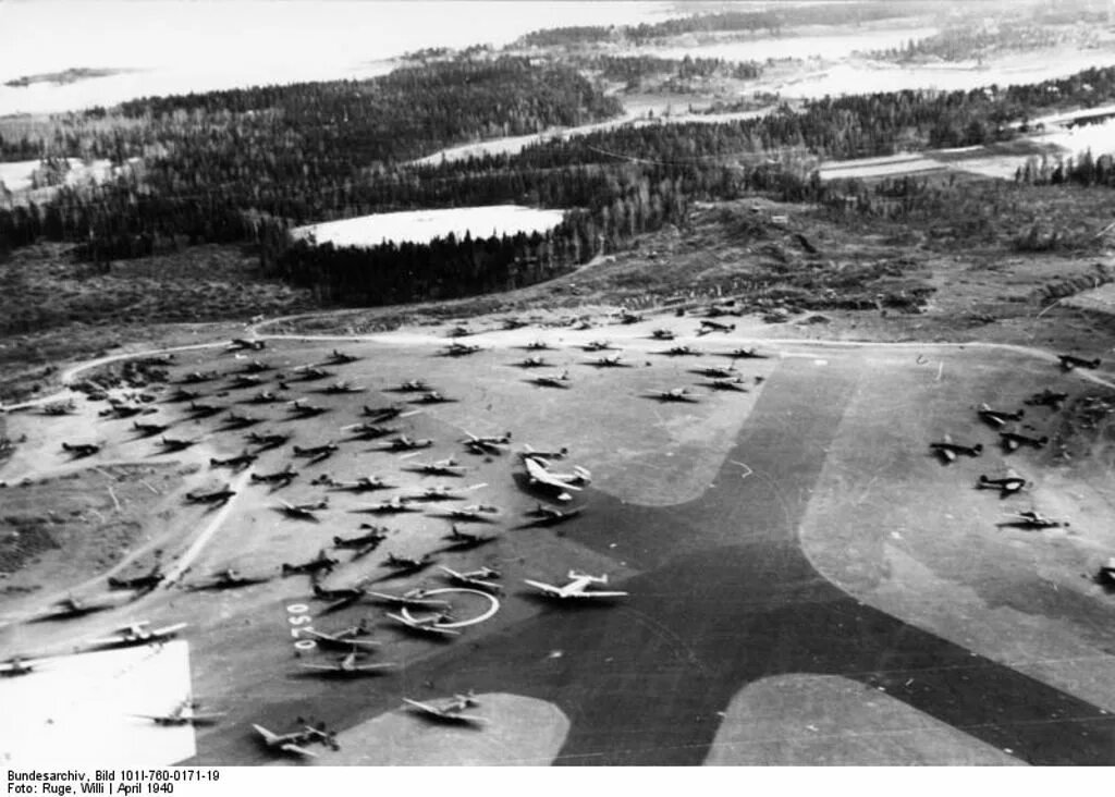 Балтийская коса аэродром 1945. Аэродром Люфтваффе Нойтиф Балтийская коса. Аэродром Германия 1940. Аэродром Германия вторая мировая.