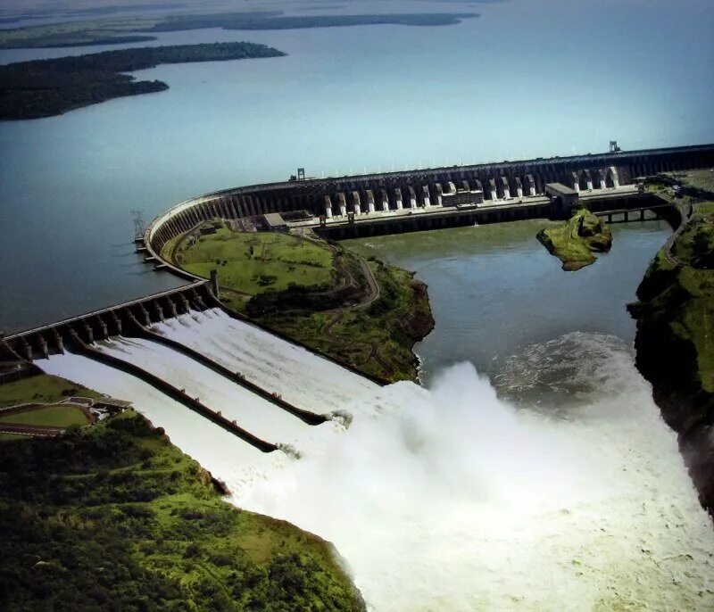 В какой стране крупнейшая гэс. Плотина Итайпу в Бразилии. Итайпу, Парагвай/Бразилия. Плотина Итайпу в Парагвай. Гидроэлектростанция Итайпу.