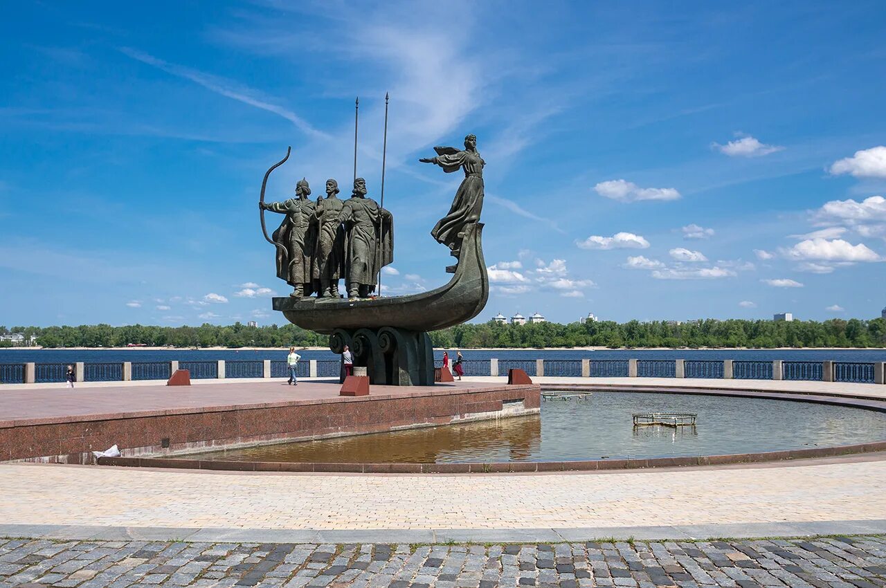 Кий Лыбедь. Кий щек Хорив и Лыбедь. Разрушен памятник в Киеве кий щек Хорив. Памятник основателям Киева Днепр. Щек хорив лыбедь