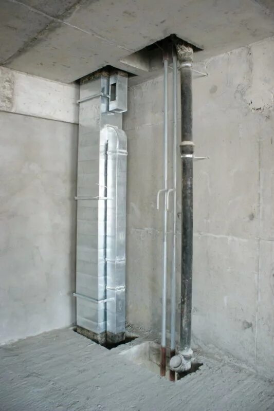 воздуховод в шахте. вентиляция в полуподвальном помещении. вентиляционные шахты внутри. вентиляционная система метрополитена. вентиляционный короб в шахте.