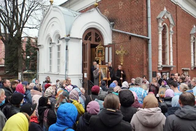 служба в храме клина