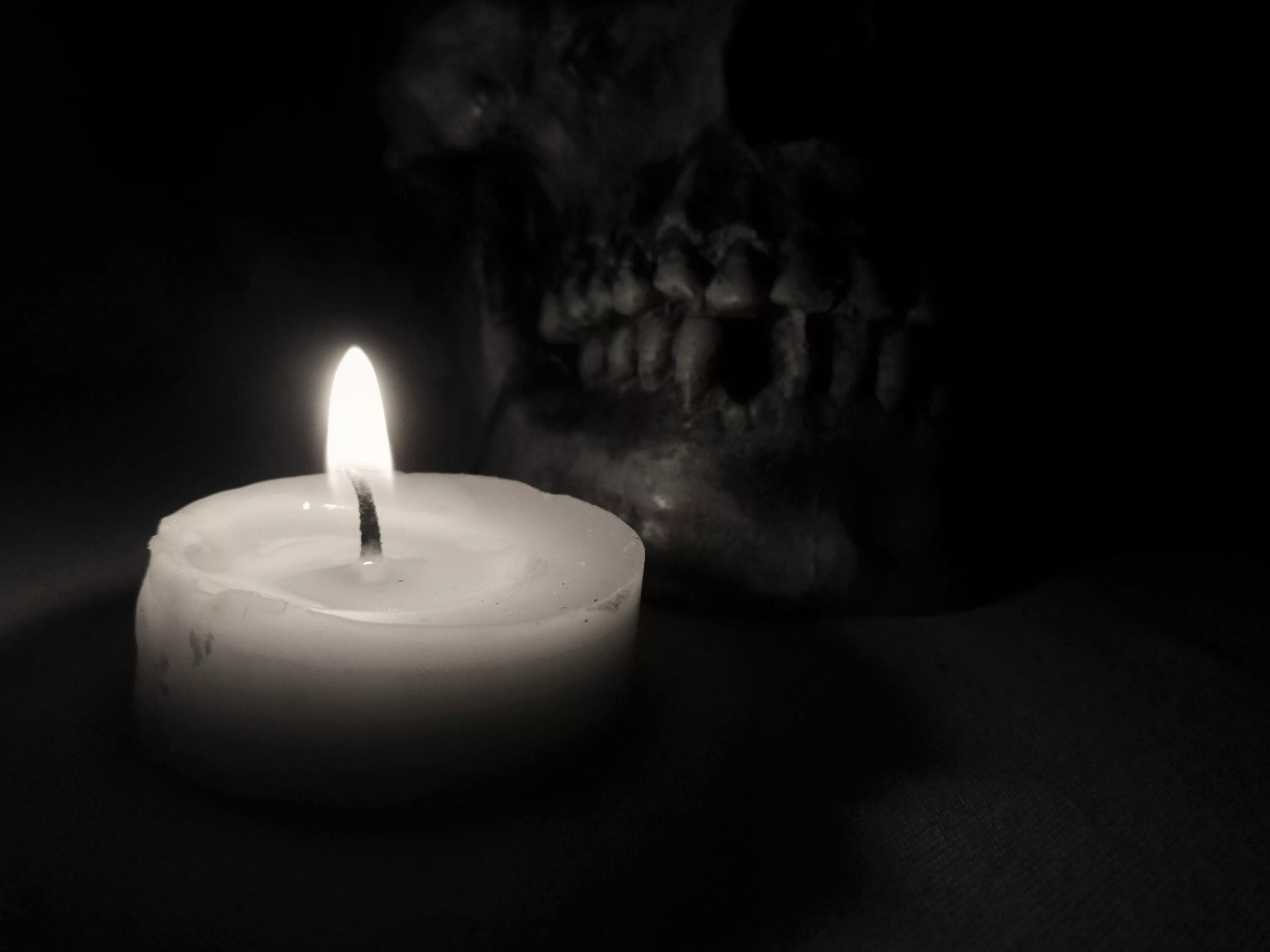 Свеча стала черной. Страшные свечи. Готические свечи. Мрачные свечи. Магические свечи.