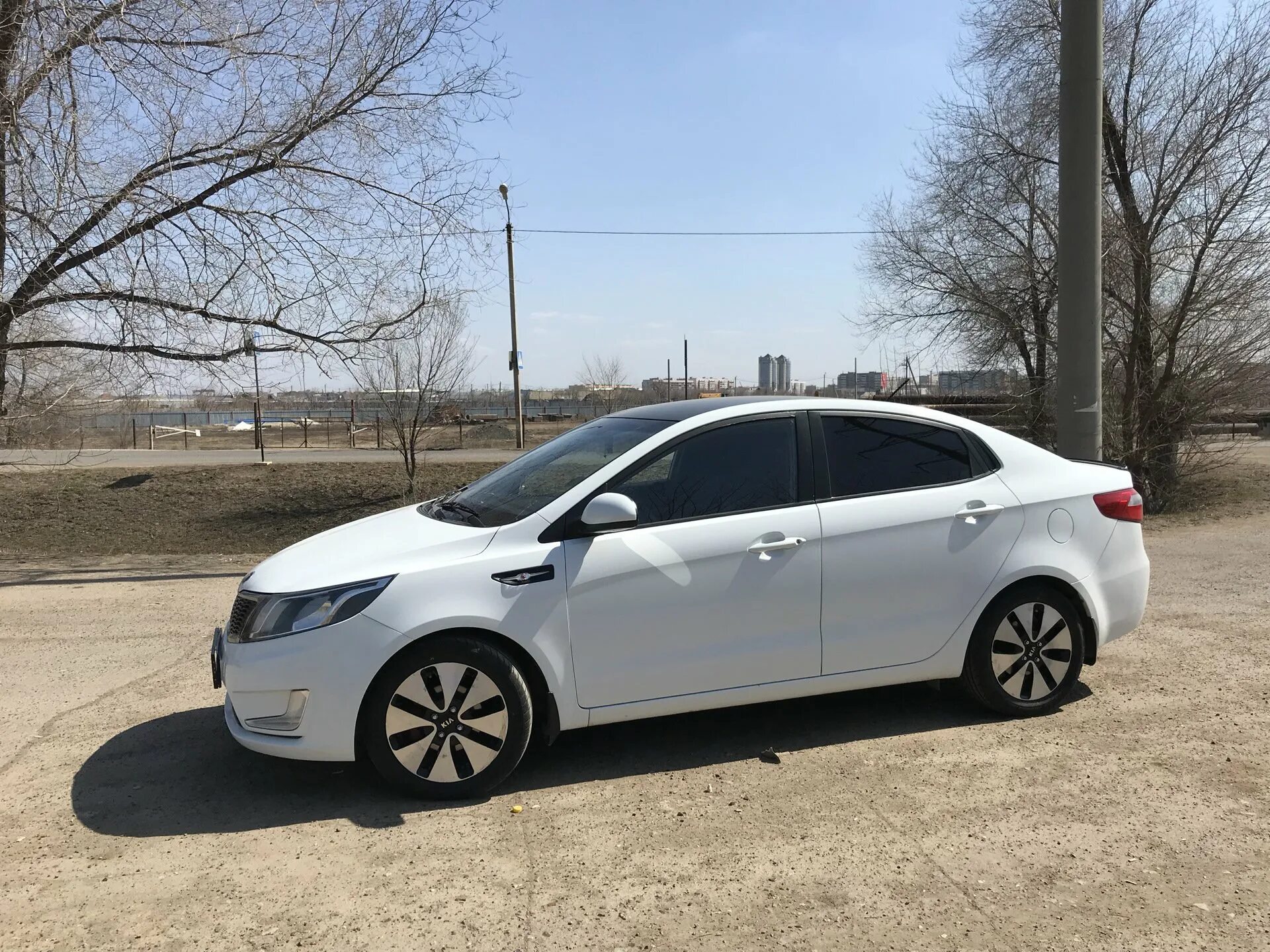 Киа рио 3 на 16. Kia Rio r16. Kia Rio 3 r16. Kia Rio r16 Premium. White Kia Rio r16.