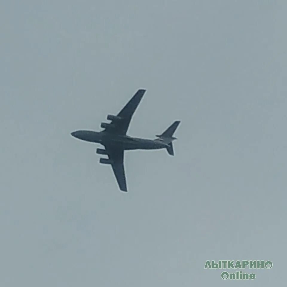 Бомбардировщик над омском. Над внуково кружит самолет. Самолет кружил сегодня. Самолеты над ковровом. Самолёт кружил над чебоксарами сегодня.