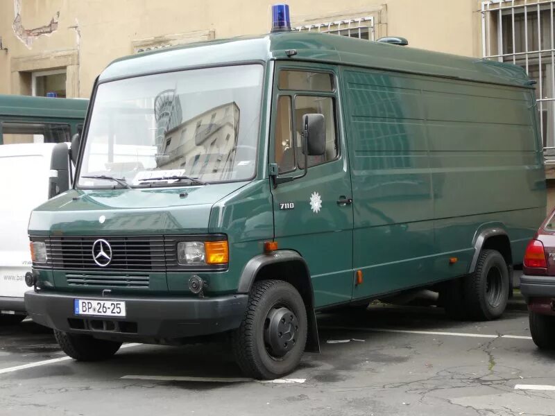 Мерседес Бенц 711d. Mercedes Benz 711. Мерседес 711d бортовой. Мерседес Бенц 711 д.