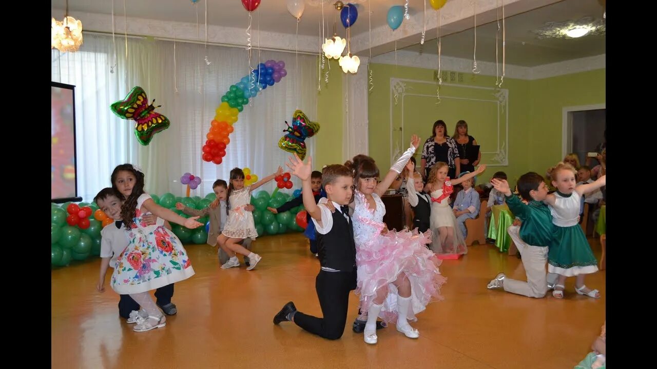 Танец на выпускной вальс в детском саду. Вальс на выпускном в саду. Вальс на выпускной в детском саду. Вальс тройками на выпускной в детском саду. Сиреневый вальс на выпускном в детском саду.