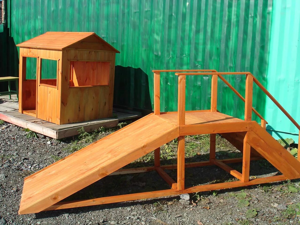 Деревянный домик для детской площадки