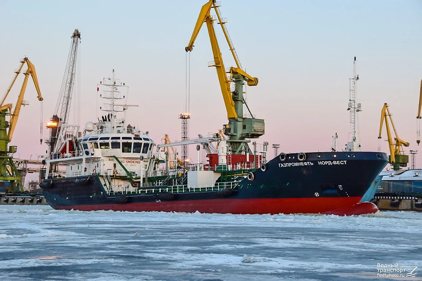Gazpromneft nord. Судно норд вест мурманск. Танкер норд ист. Газпромнефть норд-ист судно. Gazpromneft nord.