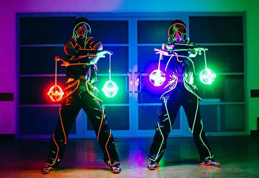 танцуем под неоновым. неоновые арты. танцуем под неоновым. танцуем под неоновым. танцы в неоне.