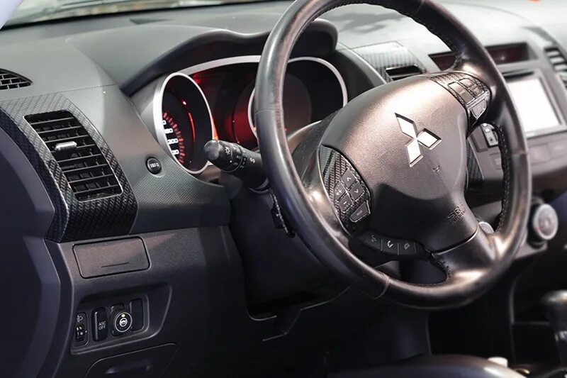 Торпеда аутлендер. Руль Mitsubishi Outlander XL. Mitsubishi Outlander XL салон. Руль Митсубиси Аутлендер XL. Mitsubishi Outlander XL торпеда правый руль.