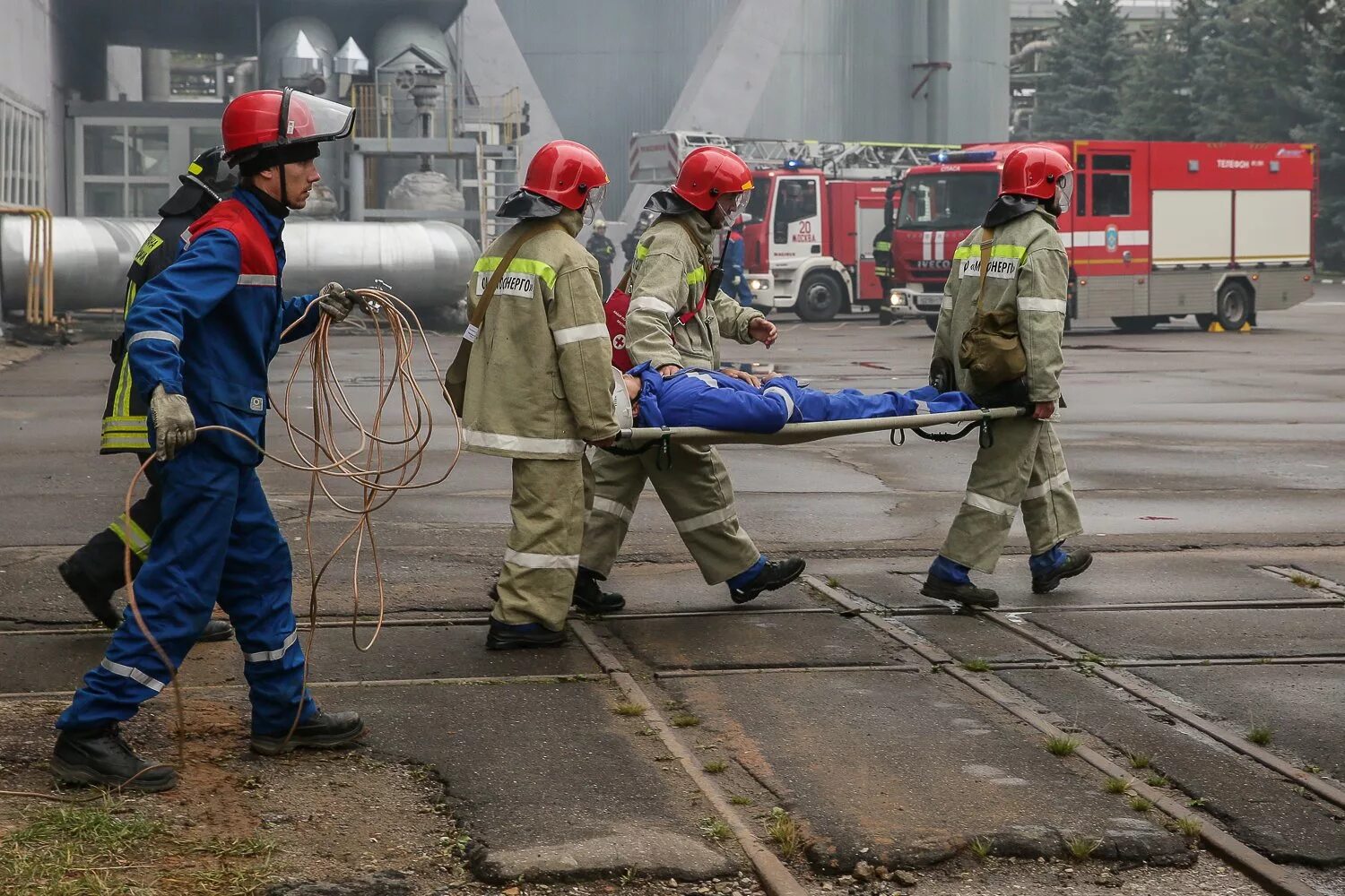 МЧС России в чрезвычайных ситуациях:. МЧС Чрезвычайные ситуации. МЧС ликвидация ЧС. Черезвычайна яситуация.