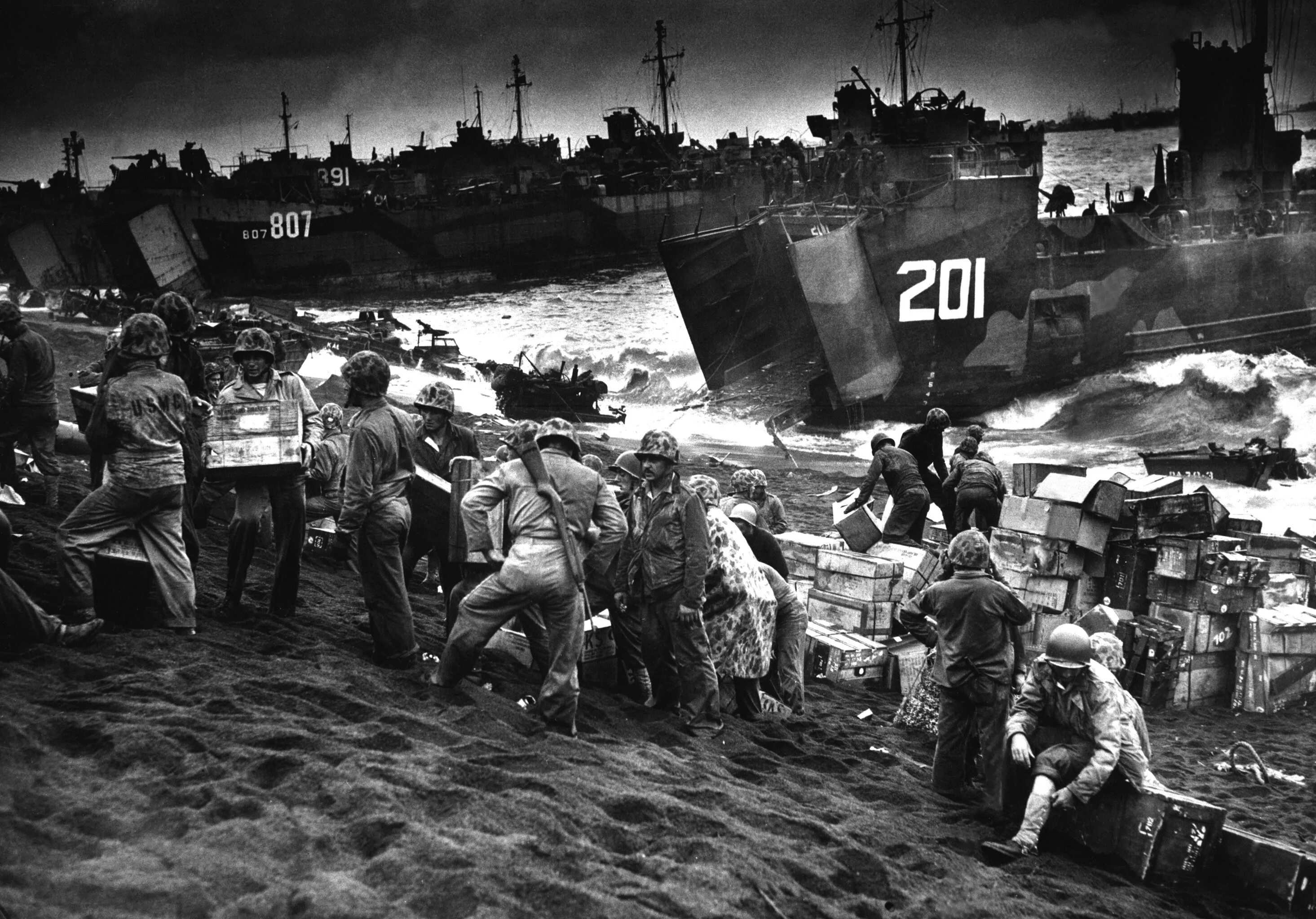 Во второй мировой приняли участие. Американские морские пехотинцы на острове Иводзима 1945 г. Битва за японский остров Иводзима.