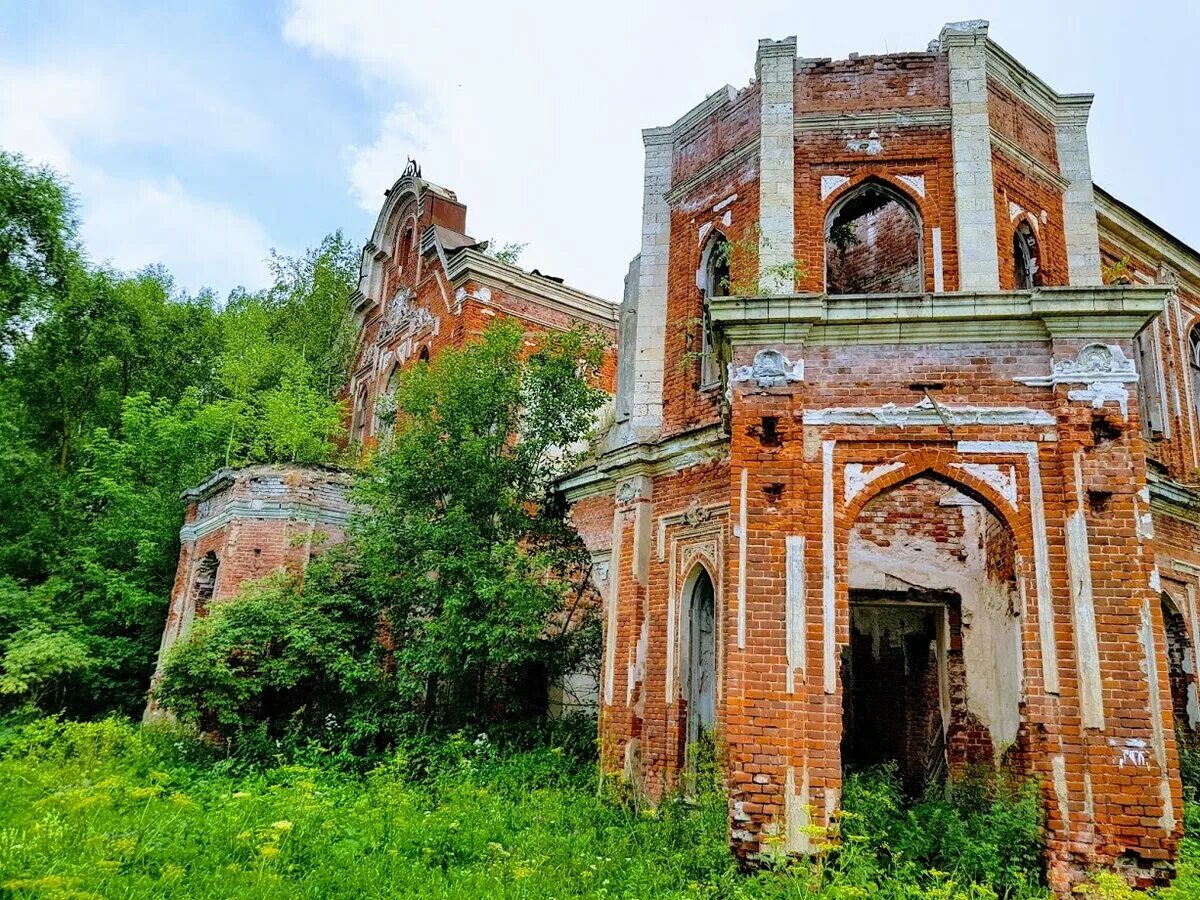 Усадьба разрушенные усадьбы. Орехово-Зуево разрушенная Церковь усадьба. Фировский район заброшенные усадьбы. Михнево Московская область заброшенный храм. Пржевальское Смоленская область заброшенная усадьба.