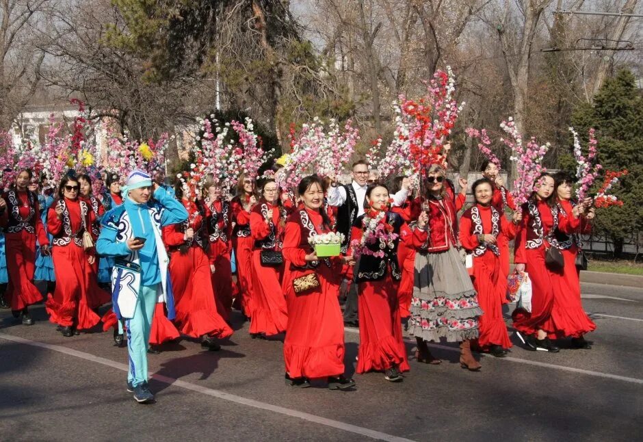Праздники киргизов. Традиции Кыргызстана Нооруз. Киргизский праздник Нооруз. Национальные танцы Киргизии Нооруз. Нооруз праздник весеннего равноденствия.