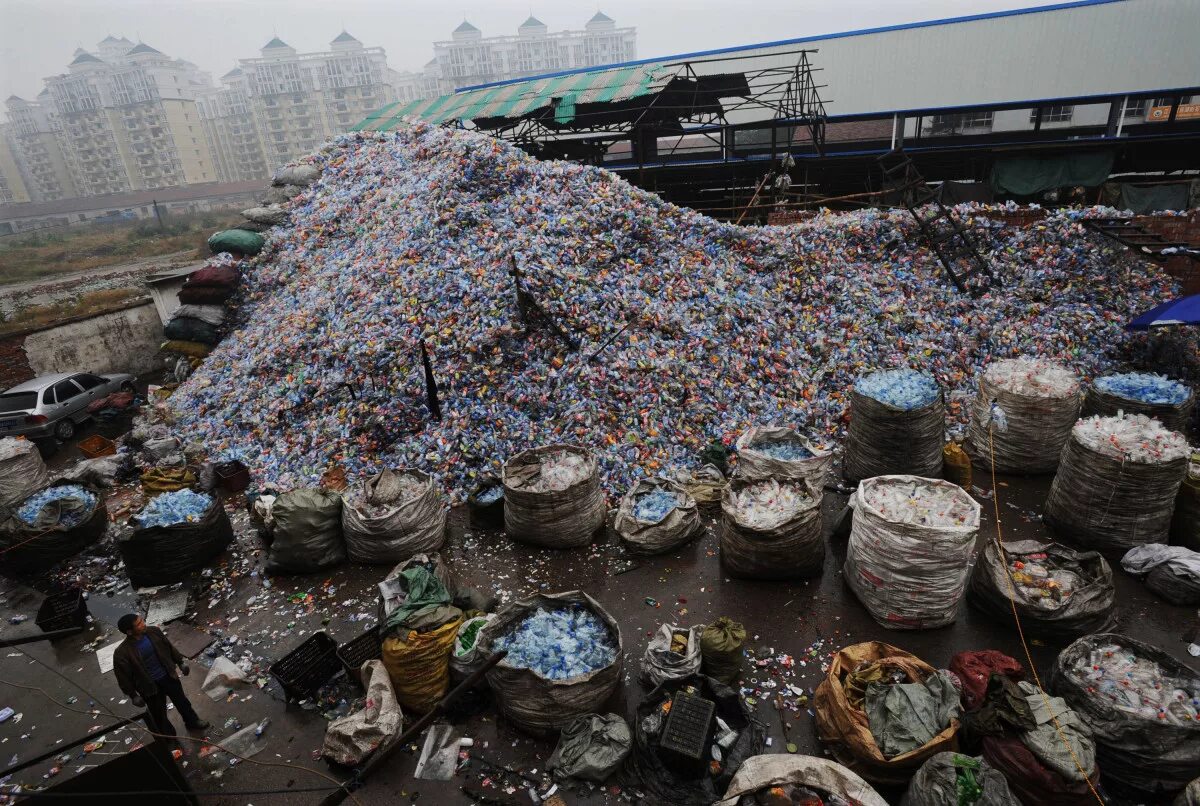 Х отходов. Свалки в Китае. Утилизация мусора в Китае. Мусорные свалки Китая. Мусорки в Китае.