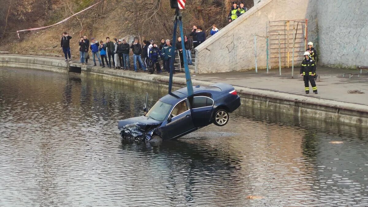 Падали машины в воду. Машина упала в воду. Машина падает в воду. Машина тонет. Машины которые падают в воду.