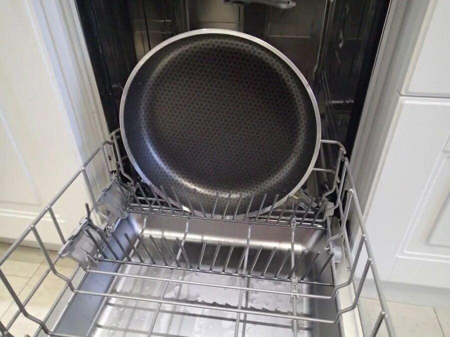 Можно мыть сковороду в посудомойке. Сковородка в посудомоечной машине. Сковорода в посудомойке. Посудомоечная машина для кастрюль и сковородок. Загрузка сковородок в посудомоечную машину.
