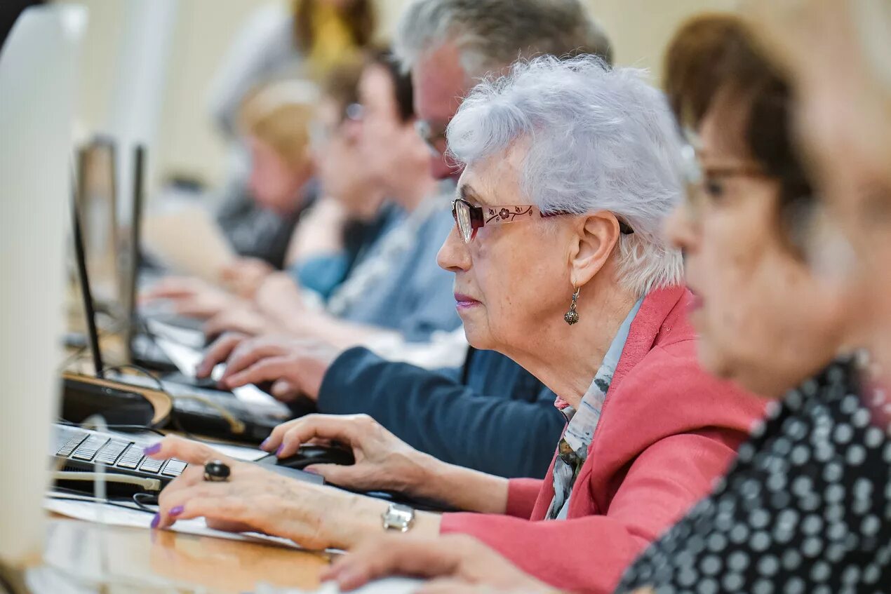 Клуб пенсионеров рф. Компьютерная грамотность для пожилых. Старшее поколение. Пожилой человек за компьютером. Компьютер для пожилых компьютерная грамотность.