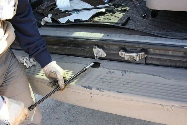 Как снять запаску на прадо. Прадо 120 с запаской. ключ для запаски тойота ленд крузер 100. ключ для снятия запаски ленд крузер 200. ключ запаски ленд крузер 200.
