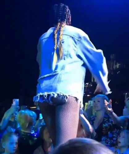 Нюша на премии муз тв 2016. Певица глюкоза концерт 2021. Кэти перри на сцене. Засветились глаза на концерте. Бузова засветила на концерте.