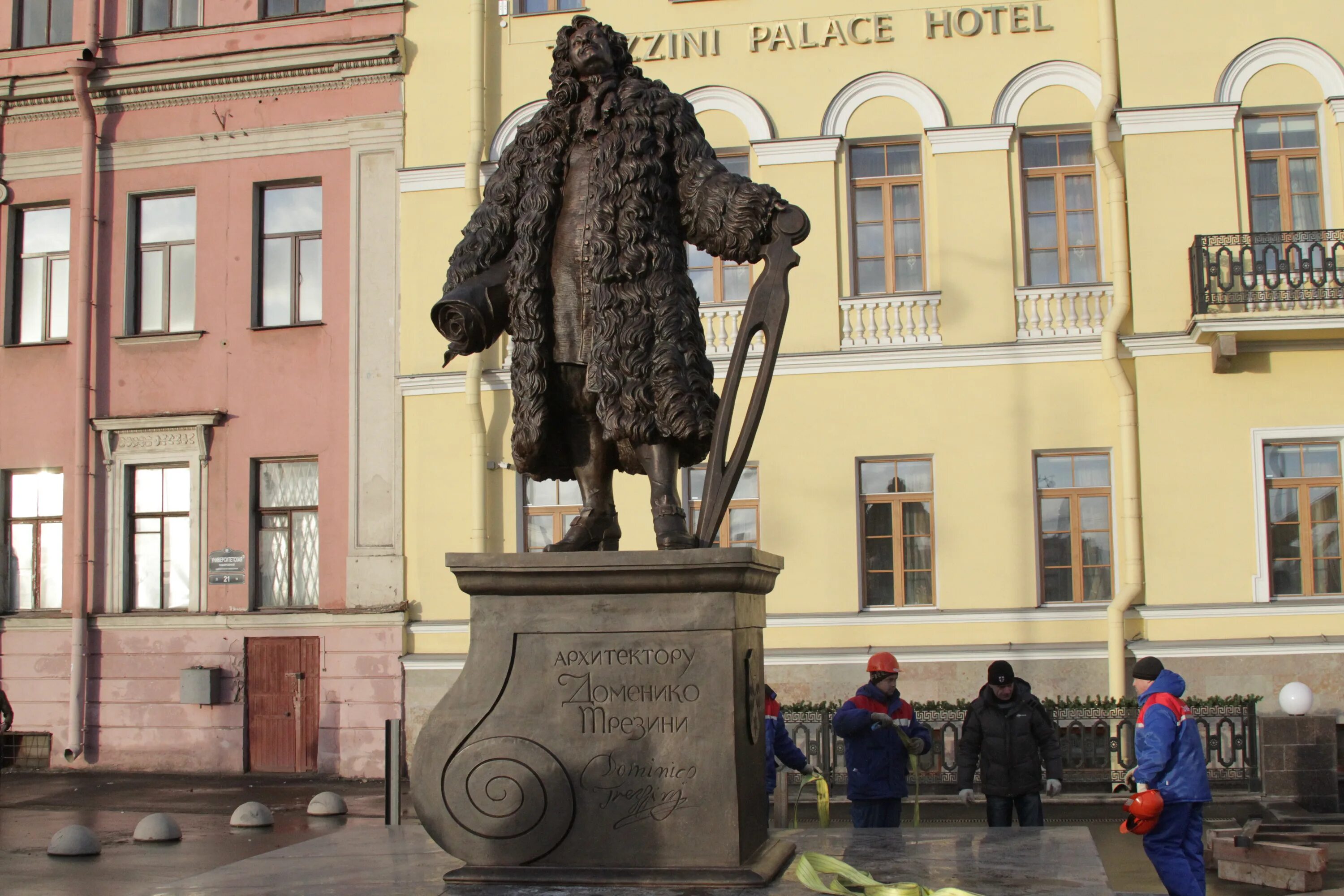 Доменико Трезини памятник в Петербурге. Памятник Доменико Трезини на Университетской набережной. Памятник Трезини на Васильевском острове.