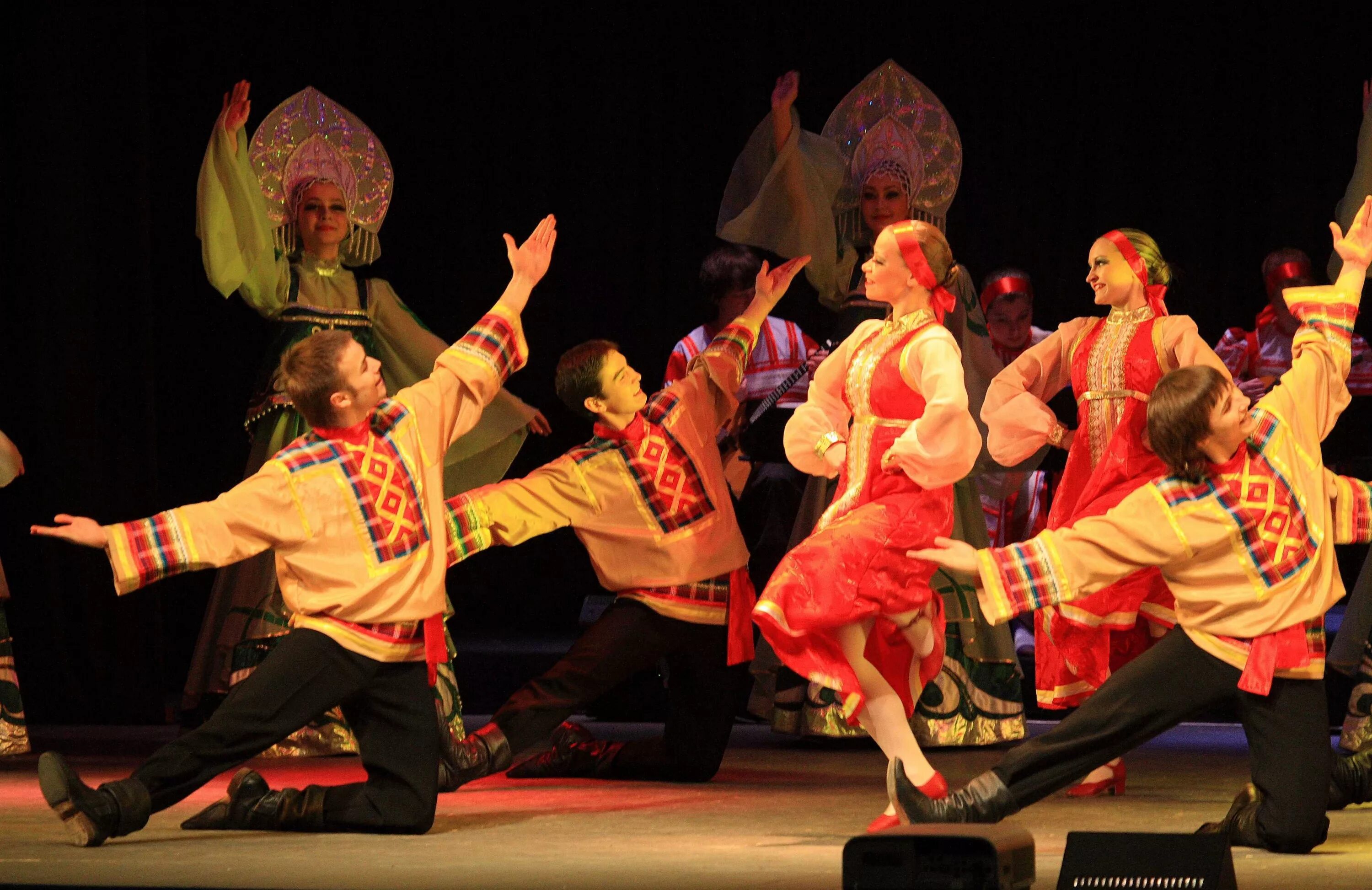 Русский народный танец Трепак. Национальные танцы. Русские народные танцы вприсядку. Современные народные танцы.