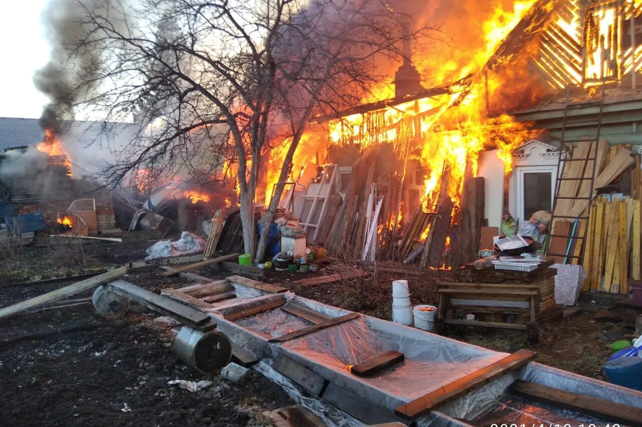 Пожар в частном секторе. Горит частный дом. Горящий дом. Пожар в частном доме зимой. Пожар частного жилого дома.