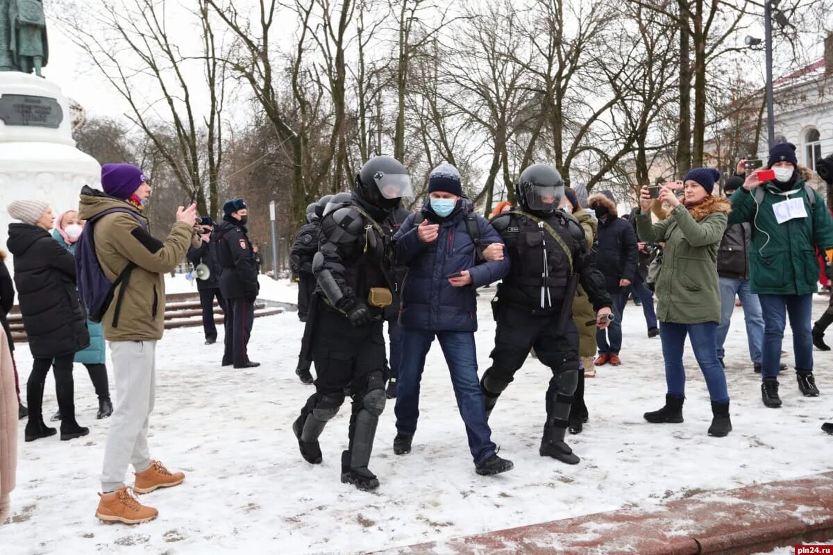 Видео новости время. Протесты в Пскове 2021. Несанкционированный митинг. Митинг Псков. Митинг Навального Псков 23.