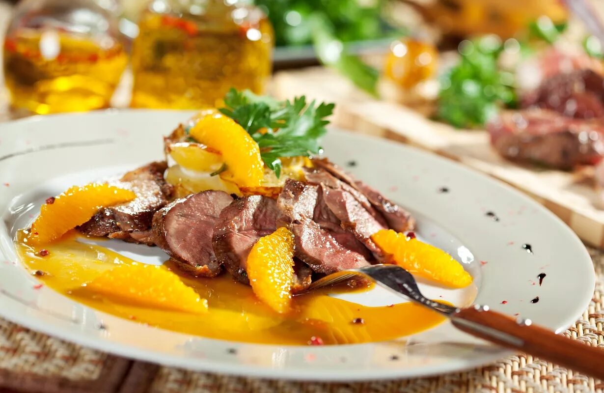 утиная грудка в апельсиновом соусе с тыквой. утка фаршированная яблоками и черносливом. филе утки в апельсиновом соусе. утиные грудки с апельсиновым соусом. филе утки в апельсиновом соусе.