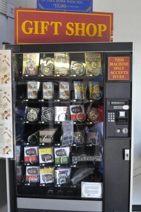 автомат сувениров. выкладка сувениров. автомат по продаже сувенирной продукции. вендинговые аппараты для сувениров. вендинговый аппарат монетный аттракцион.