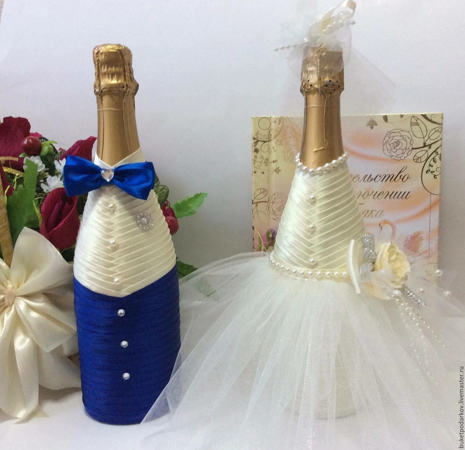 Украшение свадебных бутылок. Украшение шампанского. Украшение шампанского на свадьбу. Бутылки на свадьбу.