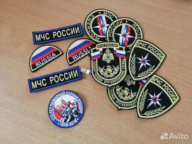 дизайнерские шевроны. нашивка с логотипом известной фирмы. шевроны производство. нашивки гербы университетов. шеврон с печатью.