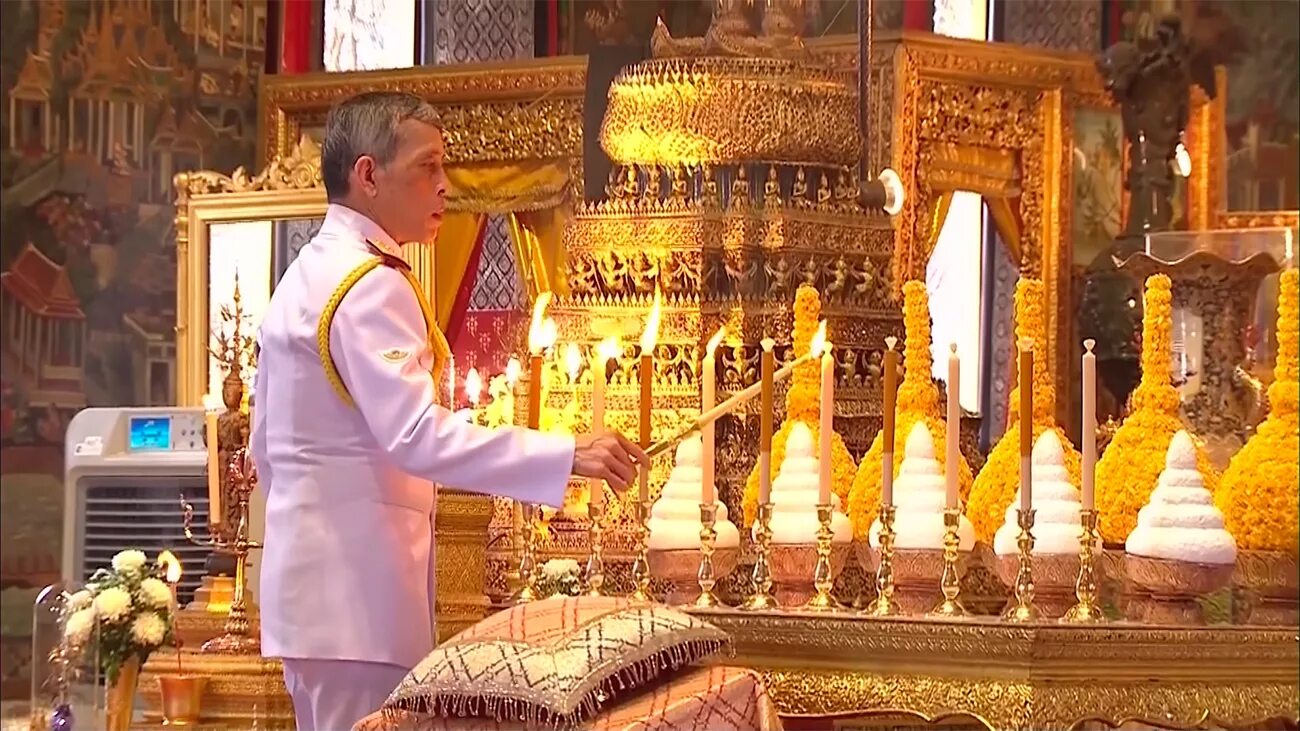 Коронация короля в храме изумрудного Будды. Переодевание изумрудного Будды. Картины короля Тайланда. Король Тайланда стол. Новости бангкока