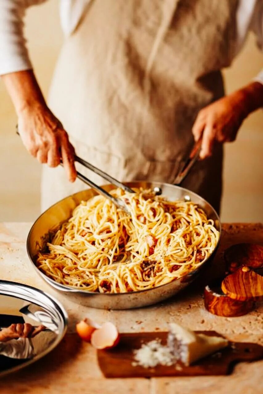 Макаронные изделия в интерьере кухни в стиле. Винные макароны. Cooking pasta. Фотосессия в итальянском стиле семейная паста кулинария.