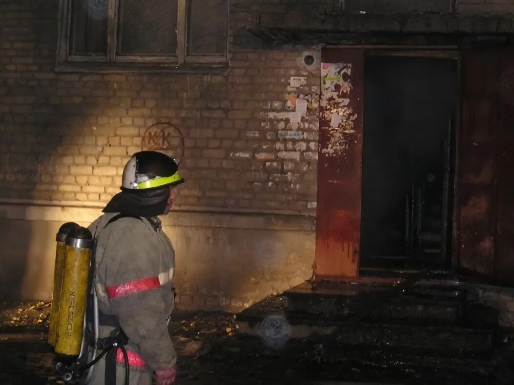 Пожар в квартире. Пожар многоэтажки. Пожары в Воронежской области. Спасся из горящей трои 4