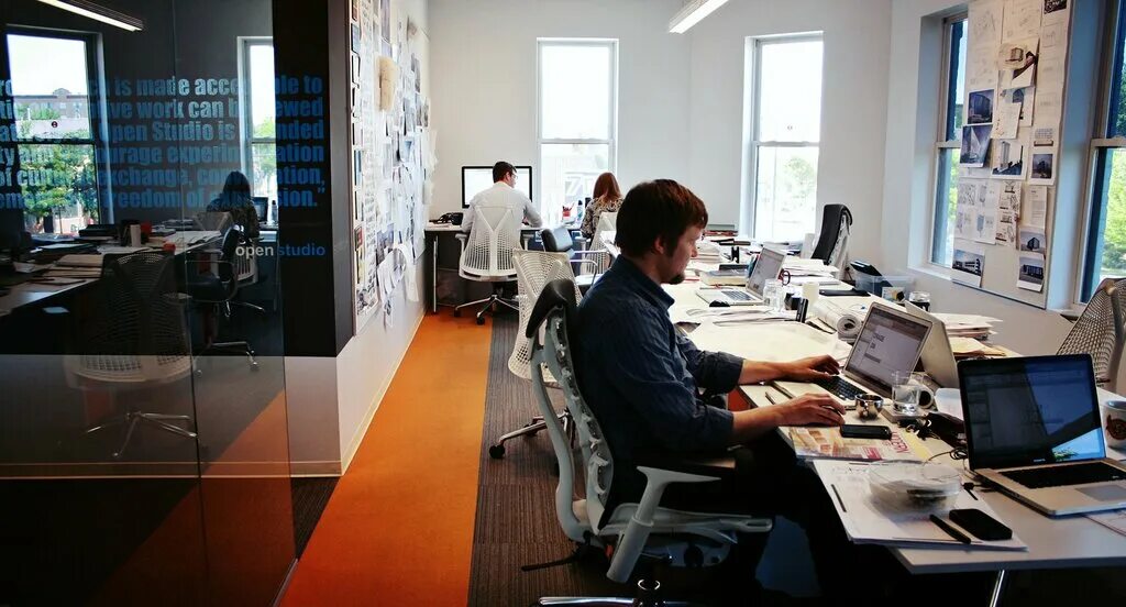 Игровая студия разработчиков. Студии разработчика. Студия разработки игр. Разработчик. Офис ubisoft montreal.