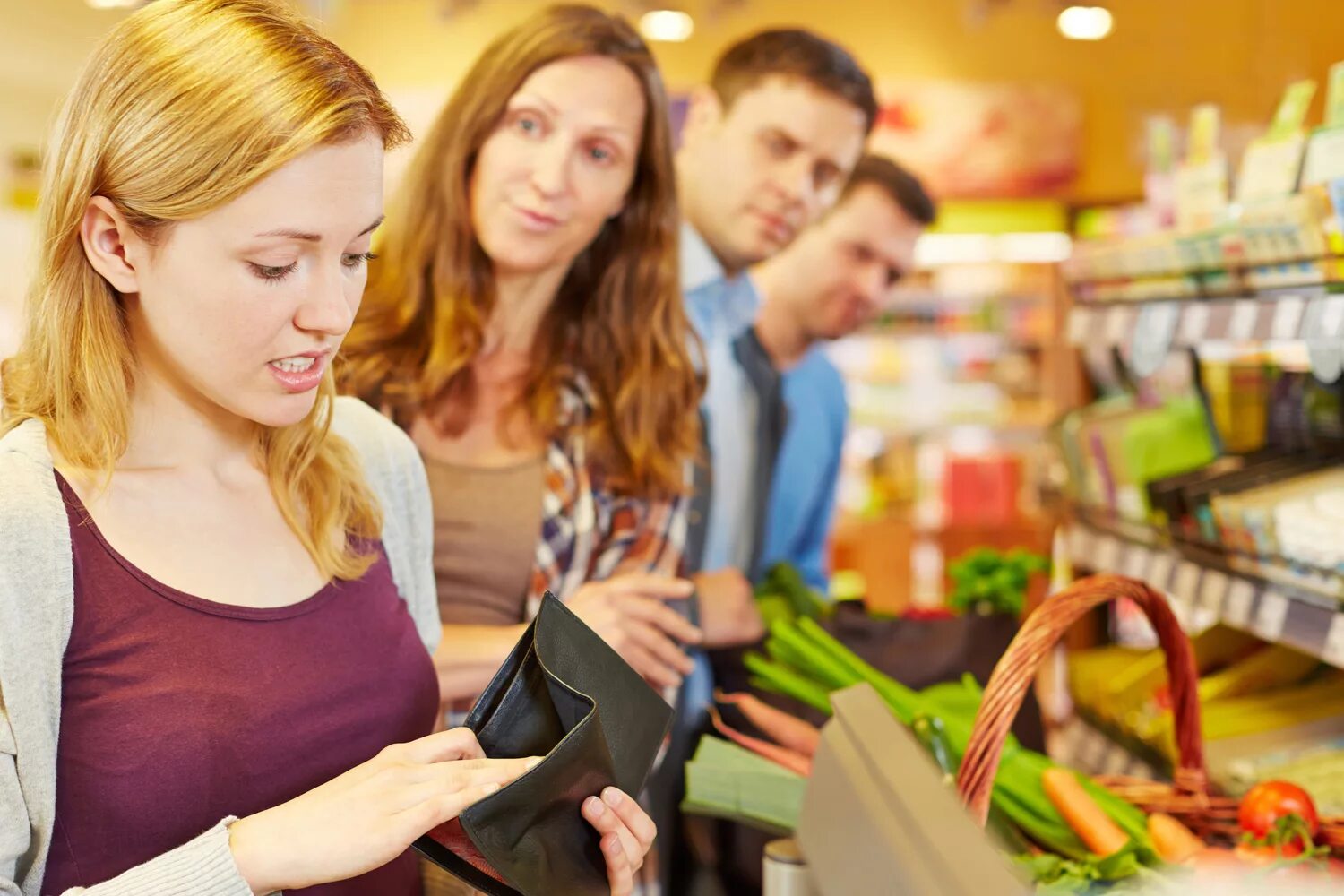 довольный покупатель. девушка с покупками. ненужные продукты. шопинг стильные девушки. потратил на покупки.