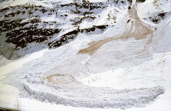 Мокрая лавина. Снежные лавины в россии. Мокрые лавины. Мокрые лавины. Пластовые лавины.