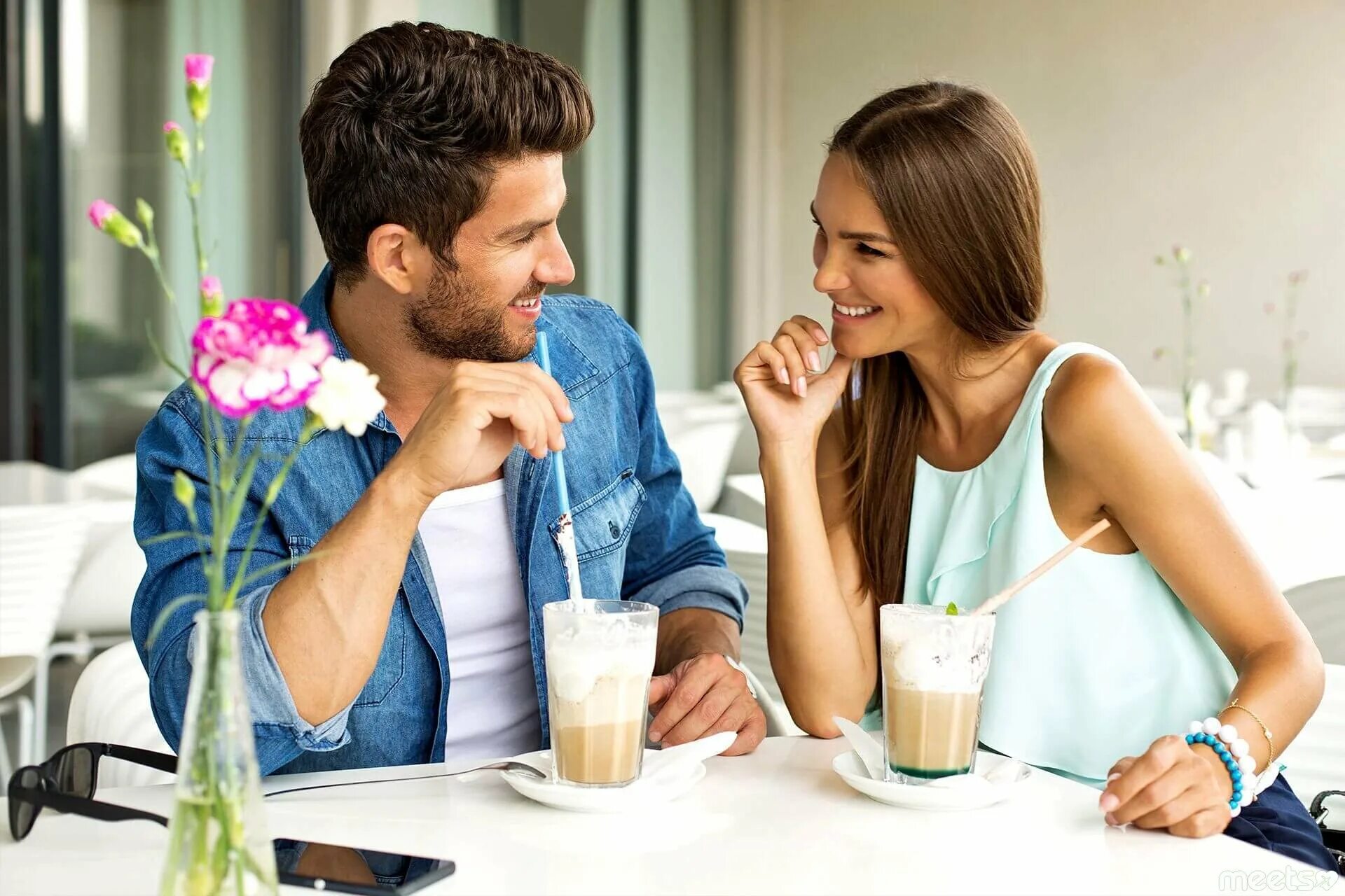 Парень и девушка в кафе. Встреча мужчины и женщины. Мужчина с девушкой в кафе. Мужчина и женщина в кофейне.