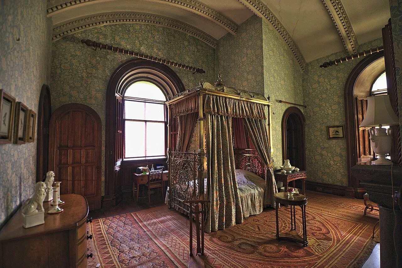 Отель в стиле 19 века. Комната для челяди 7. Стиль прованс в спальне 12м2. Sims 4 manor. Есенин комната в константиново.