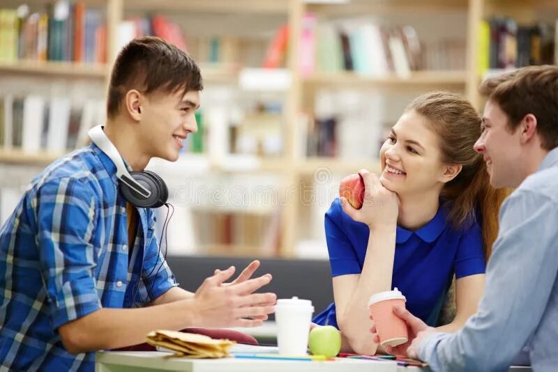 Talking at the lessons. Картинка среда для подростка. lunch break in the college. lunch break in the school. картинки разговор во время урока.