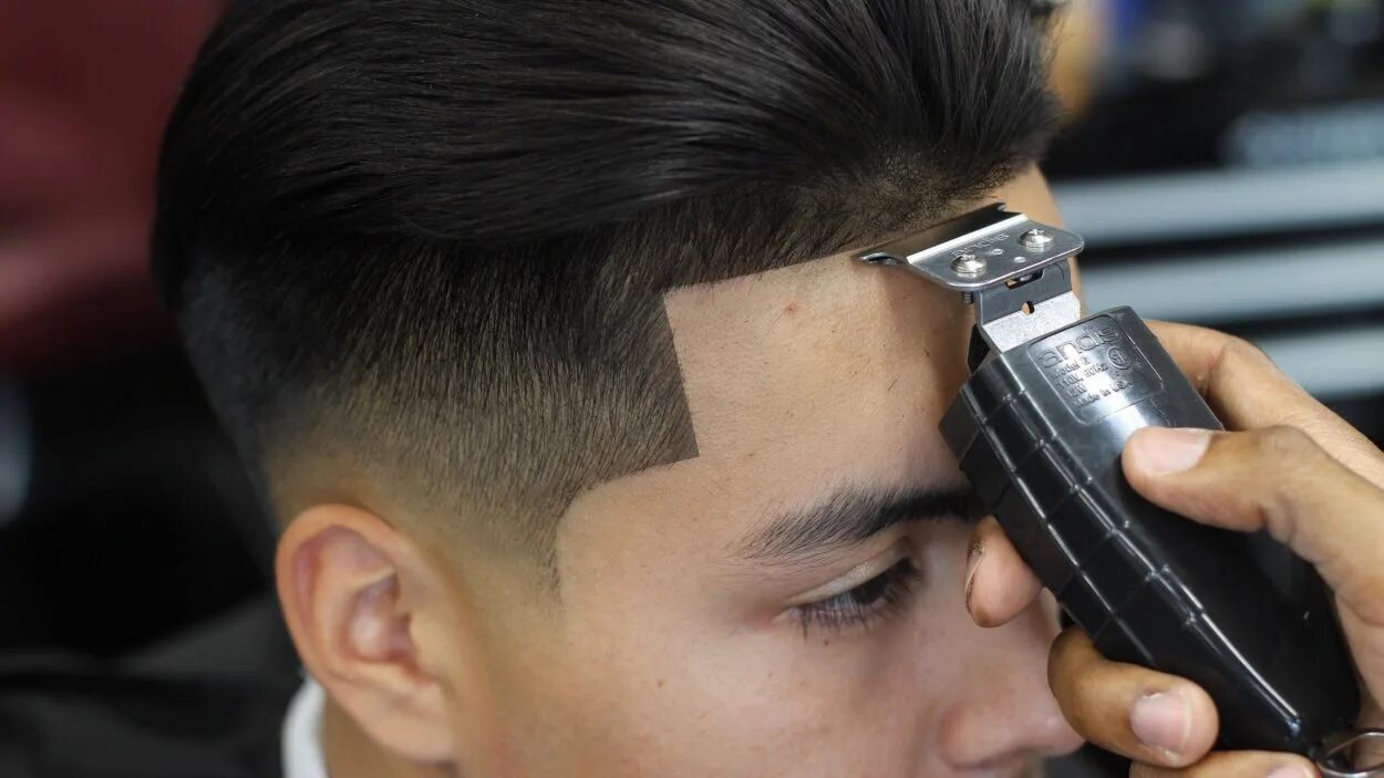 Стрижка 360. Причёски мужские 360°. Стрижка фейд мужская. Hair 360 стрижка. Как подстригать машинкой мужчину видео