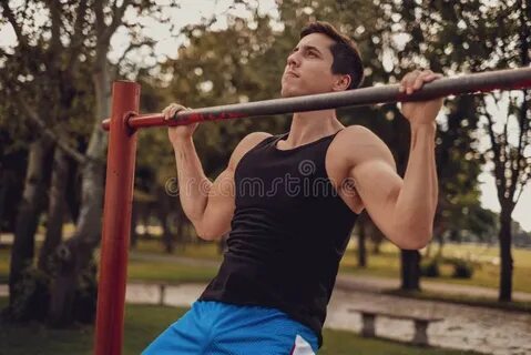 Парни подтягиваются