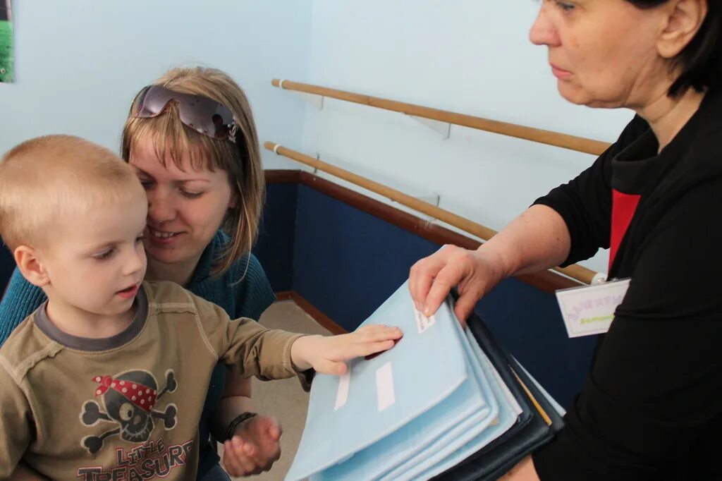 Занятия со слепыми детьми. Рисование с детьми с нарушением зрения. Школа для слабовидящих детей. Работа с слепыми детьми. Занятия со слепыми.